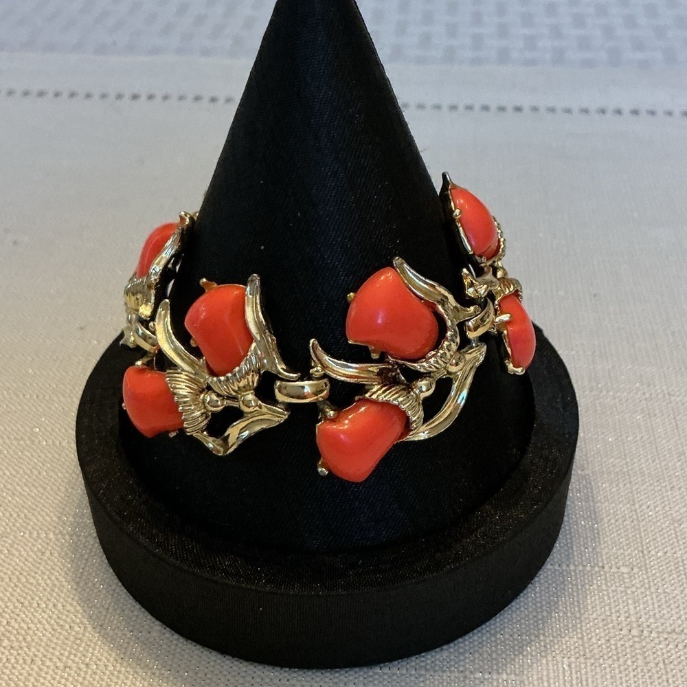 Juliano & Elster Coral Tulip Thermoset Floral Link Gold Tone Bracelet - Picture 2 of 4